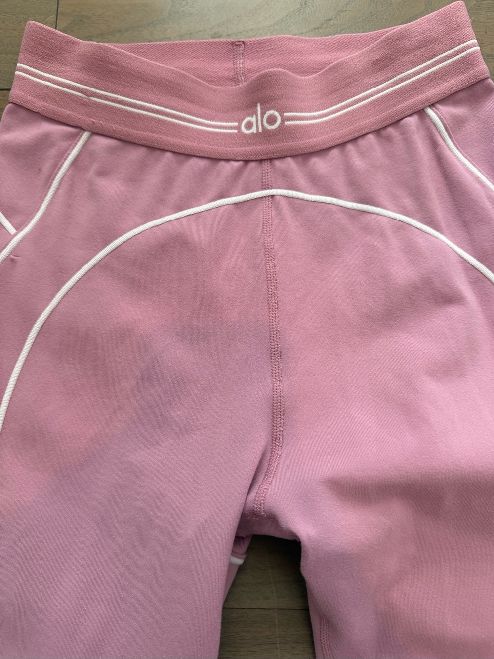 ALO Yoga Dusty Pink Leggings with White Piping